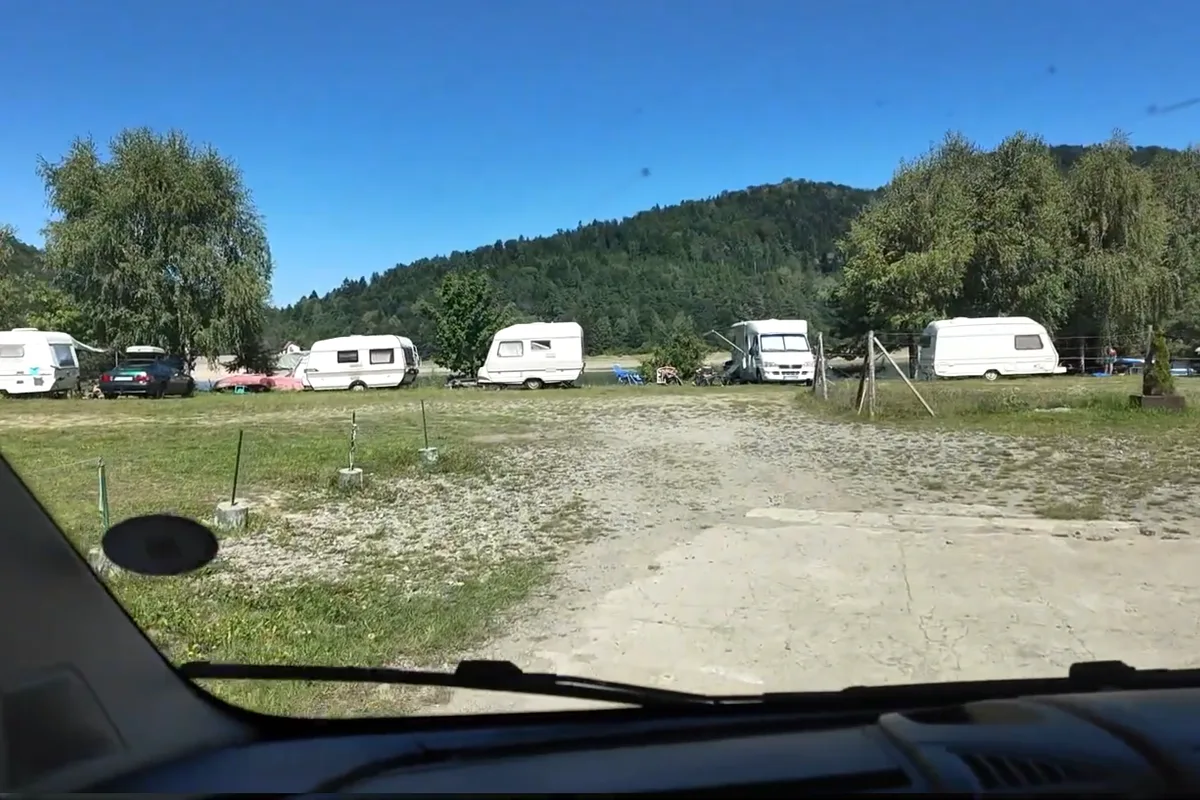 Pole namiotowe i kempingowe z wolnymi miejscami do wyboru