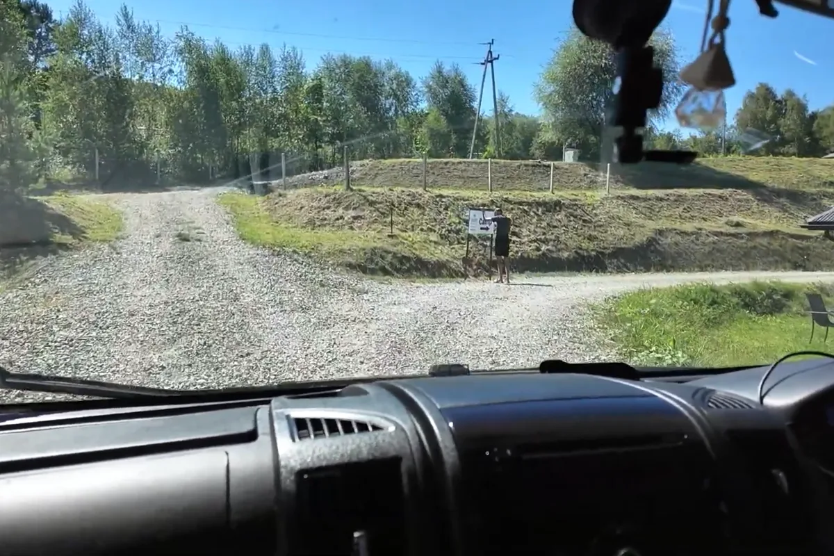 Pierwszy zjazd w prawo prowadzący na pole namiotowe i kempingowe