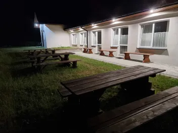 tarasy domków nocą