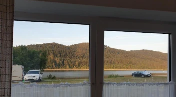 widok na zewnątrz ze środka domku
