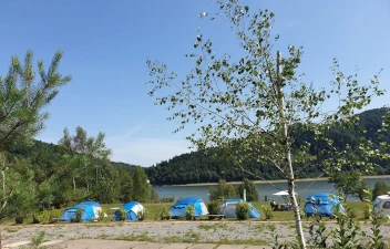 namioty na polu kempingowym